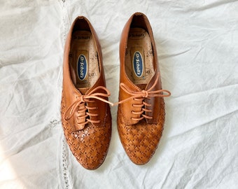 vintage dr. Scholls tan loafers lace up oxfords size 5, 80s woven leather lace ups, perforated leather slip ons
