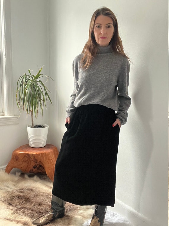 Vintage black velvet midi skirt size medium, minim