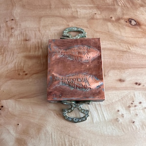 Molde antiguo de cobre hecho a mano de 1900 para hornear pescado, de cobre grabado con asas de latón.