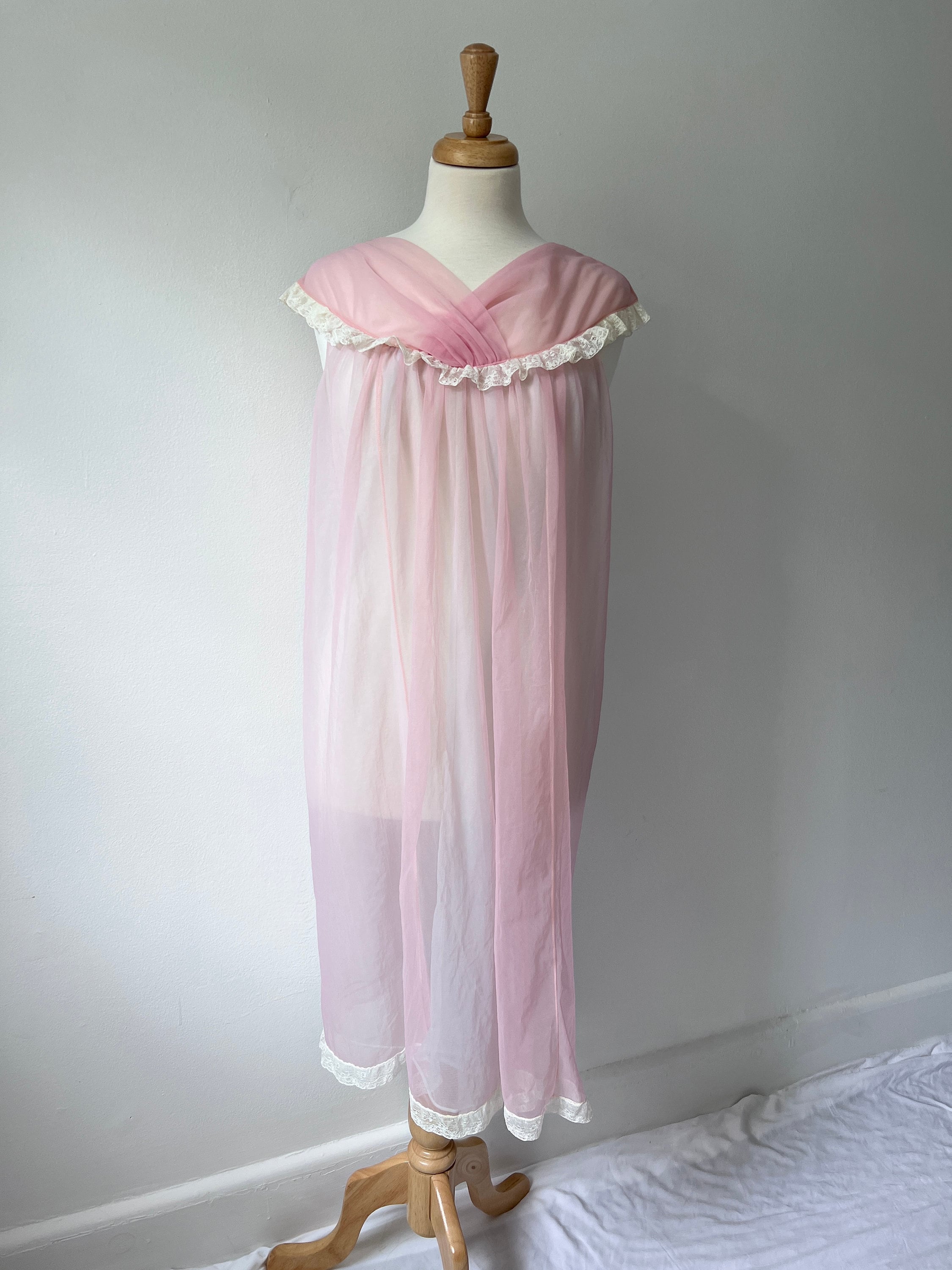 vintage 1950s sheer pink babydoll nightie size small medium, pink babydoll sleeveless lace nightgown, old hollywood boudoir gown vintage 1950s sheer pink babydoll nightie size small medium, pink babydoll sleeveless lace nightgown, old hollywood boudoir gown