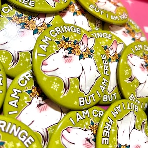 Cringe But Free: spilla con spilla