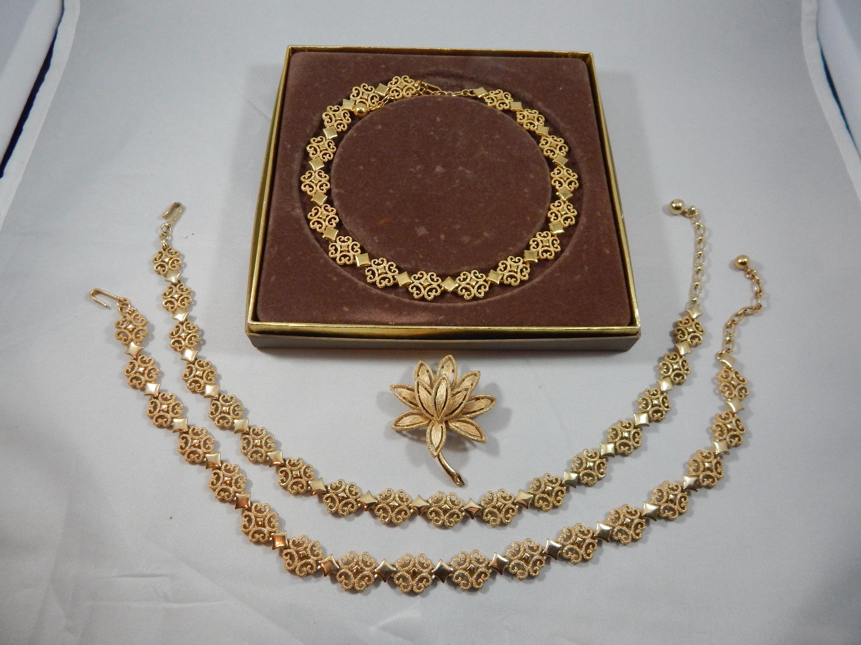 Avon Gold Jewelry - Etsy display picture 3