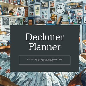 Könnte beinhalten: Aquarellillustration eines Zimmers mit unaufgeräumter Ästhetik. Das Bild zeigt ein Bücherregal voller Bücher, gerahmter Bilder und einer Uhr. Der Text "Declutter Planner" wird auf einem dunkelgrauen Rechteck angezeigt, mit dem Text "YOUR GUIDE TO SIMPLIFYING SPACES AND STREAMLINING LIFE" darunter.