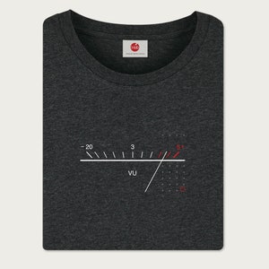 Peut inclure: Un t-shirt gris foncé chiné avec un graphique blanc d'un compteur VU. Le compteur est étiqueté "VU" et comporte des marques de -20 à 5+. L'aiguille pointe vers la marque 5+.