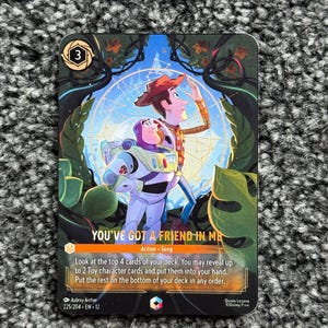Könnte beinhalten: Eine Disney Lorcana Sammelkarte mit dem Titel You've Got a Friend in Me, die Woody und Buzz Lightyear unter einem leuchtenden Himmelskreis zeigt. Die Karte enthält Spieltext, Kosten von 3 und den Künstlernamen Aubrey Archer.