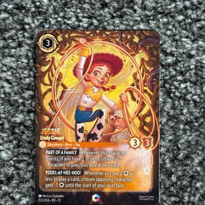 Könnte beinhalten: Eine Disney Lorcana Sammelkarte mit Jessie der lebhaften Cowgirl mit einem Lasso, bekleidet mit einem gelben Hemd, einer blauen Hose und einem roten Hut. Die Karte enthält den Text: Jessie Lively Cowgirl, Part of a Family, Yodel-Ay-Hee-Hoo, 223/204 EN 12.