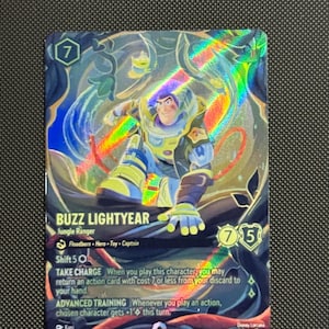 Könnte beinhalten: Eine holografische Disney Lorcana Sammelkarte mit Buzz Lightyear als Jungle Ranger. Die Karte zeigt den Charakter in einer dynamischen Pose, Spielstatistiken sowie den Text 'BUZZ LIGHTYEAR', 'Jungle Ranger', 'Floodborn', 'Hero', 'Toy', 'Captain', 'TAKE CHARGE' und 'ADVANCED TRAINING'.