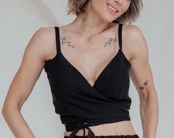 Omlotttopp i linne med långa knytband, justerbar knytband framtill, minimalistisk bohemisk stil
