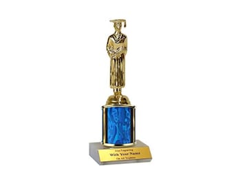 Il Trofeo Partecipazione da 8" raffigura una statuetta di laureato su una colonna colorata. Base solida, testo libero, 3 righe da 20 caratteri ciascuna.
