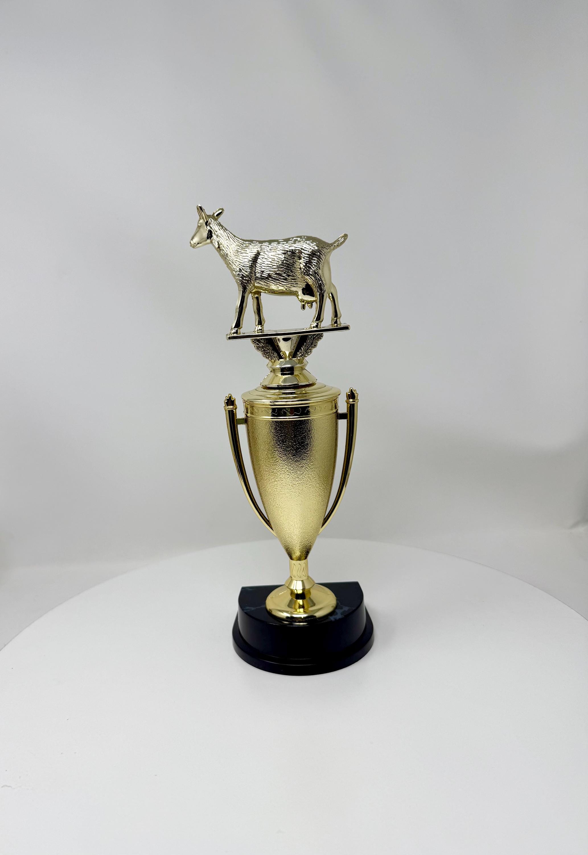 Coppa trofeo in oro, argento e bronzo, calice premio sul podio del