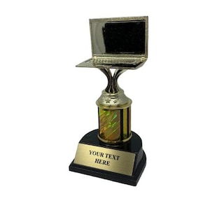 Może przedstawiać: Złoty trofeum w kształcie laptopa z czarną podstawą i spersonalizowaną tabliczką z napisem "YOUR TEXT HERE".