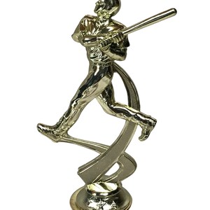 Może przedstawiać: Złoty trofeum baseballowego gracza z zielono-białą podstawą z motywami baseballowymi. Gracz jest w pozycji uderzenia z podniesioną pałką nad głową.