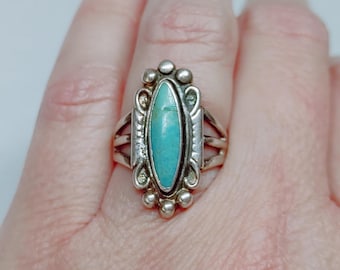 Decorative Vintage Turquoise Southwestern Sterling Silver Ring