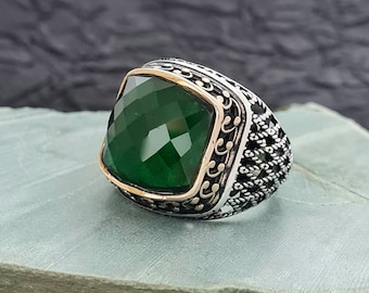 Bague en pierre vert vif, bague pour hommes en argent sterling 925 faite à la main, bague pour hommes en zircone cubique vert vif, bague pour hommes de style vintage, cadeau