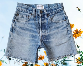 Vintage Levi's Cut-off Shorts Größe 22 23 Levis 501 Denim Shorts in verblasstem Blau