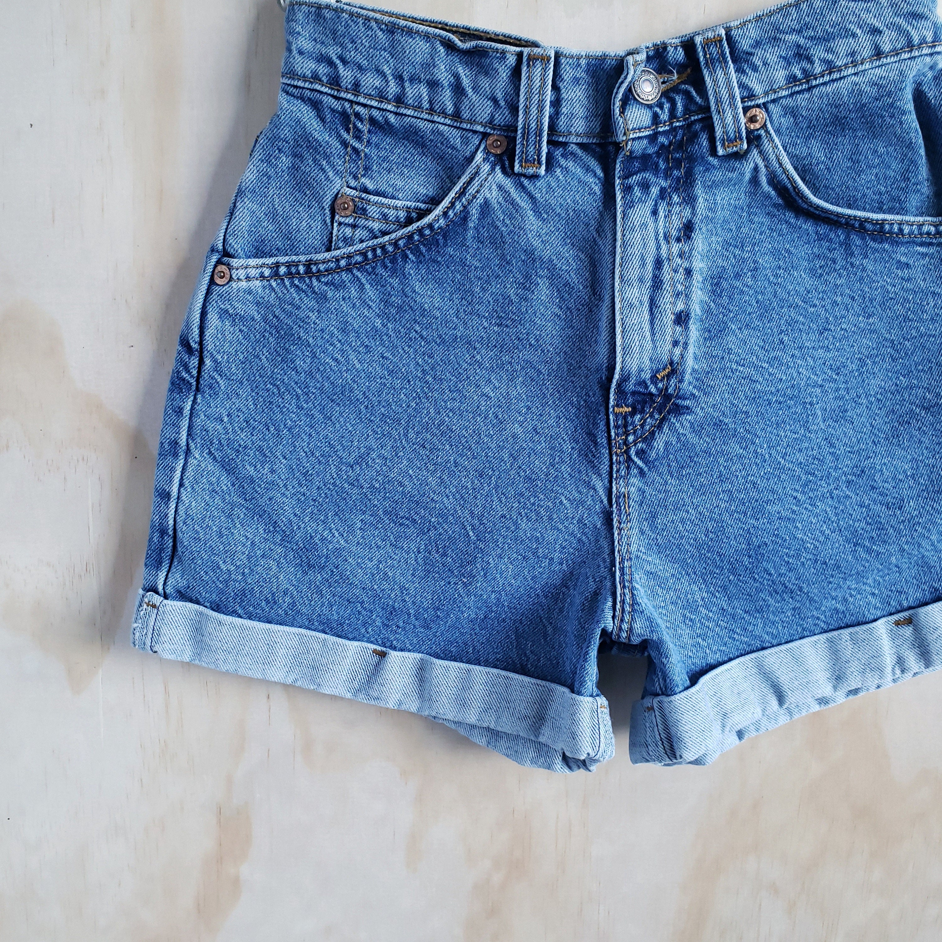 Size 24 70s 80s Levi's High Waist Cuffed Mom Shorts, Item#0156