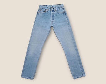 Pantalones vaqueros Levi's 501 vintage de 1996: color azul medio desteñido, talla de cintura 24 25