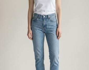 Jeans Levi's 501 vintage, talla 27, en lavado azul medio desteñido.