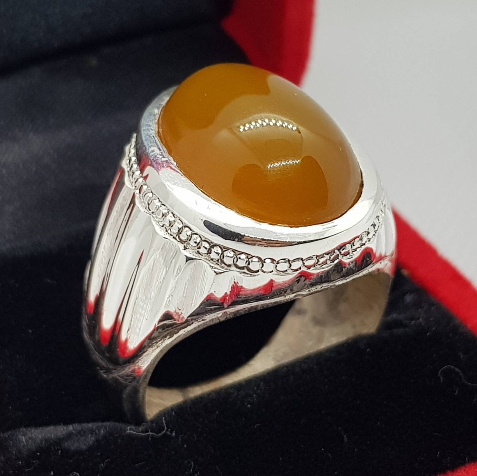 Zard aqeeq stone discount
