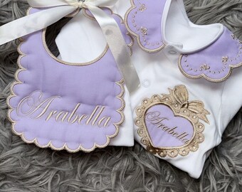 Conjunto de pijama y babero personalizado para bebé con diseño de marco de corazón.