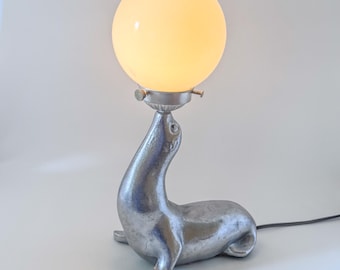 Lámpara de mesa antigua Art Déco con forma de sello y pantalla de globo de cristal original.