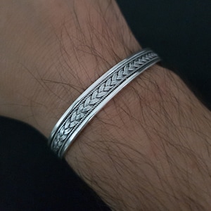 Handgemaakte zilveren manchetarmband voor heren, handgemaakte geborduurde armband, 925k sterlingzilveren armband, herensieraden, herencadeau
