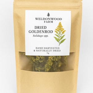 Könnte beinhalten: Brauner Papiertüte mit transparentem Fenster, gefüllt mit getrockneter Goldrute. Das Etikett lautet "Weldonwood Farm Dried Goldenrod Solidago spp." mit einer botanischen Illustration. Der Text "Hand Harvested & Naturally Dried 5g" ist ebenfalls sichtbar.