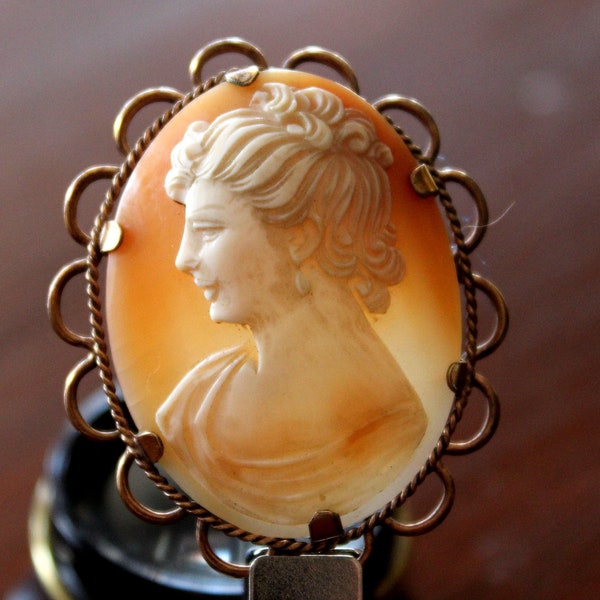 Victorian hand carved Italian cameo pendant brooch gold setting 19th century 12 ct clewco RG antique jewelry authentic shell left facing