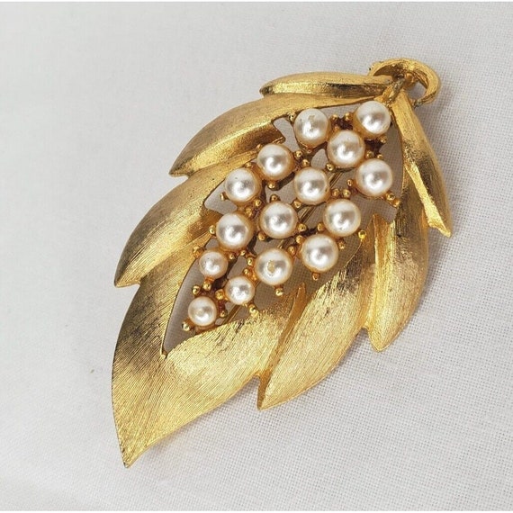 Vintage JJ Leaf Brooch Gold Tone Faux Pearl Figur… - image 1