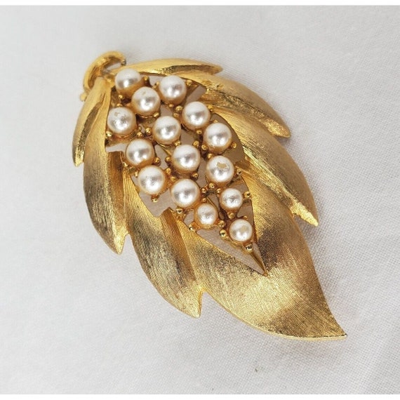 Vintage JJ Leaf Brooch Gold Tone Faux Pearl Figur… - image 3