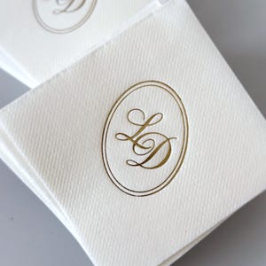 Könnte beinhalten: Eine weiße Keramik-Tasse mit schwarzem Henkel und dem Text "But First, Coffee" in fetter, schwarzer Schrift. Die Tasse ist mit einer dunklen Flüssigkeit, wahrscheinlich Kaffee, gefüllt und steht auf einer hellen Oberfläche.