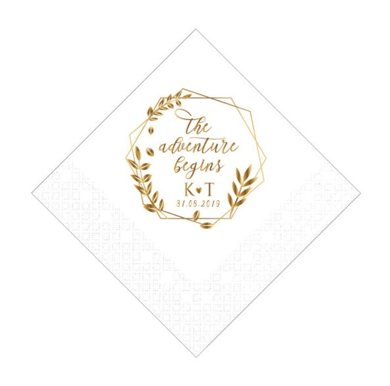 Pu&ograve; includere: Tovagliolo di carta bianco con una cornice geometrica dorata e rami con foglie. Il testo all'interno della cornice dice "The adventure begins K&hearts;T 31.05.2019".