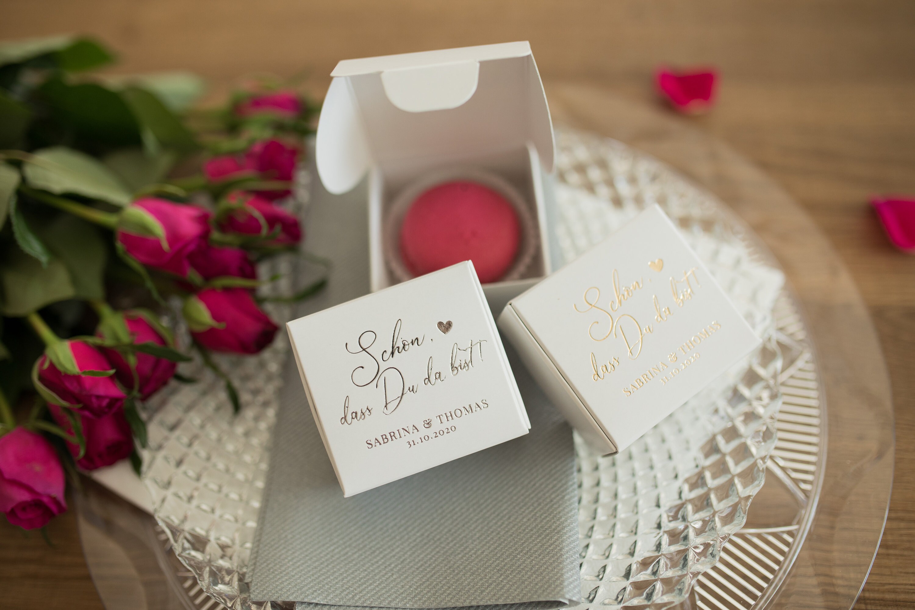 80 Hochzeitskärtchen Mit Personalisiertem Druck – 4,5 X 2,5 Cm, In Rot Oder Silber, Inkl. 2 Rote Herz-Anhänger