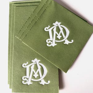 Conjunto de guardanapos de casamento personalizados, toalhas de coquetel e para convidados, monograma em relevo, tecido Airlaid com toque de linho, nomes personalizados para a recepção.