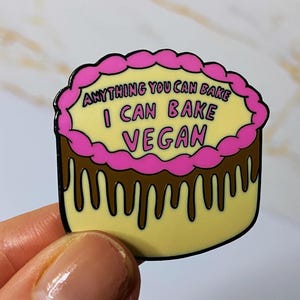 Spilla smaltata vegana Spilla vegana a base vegetale Spilla vegana Regalo vegano Spilla smaltata alimentare Spilla smaltata per attivismo Spilla smaltata per attivisti vegani Spilla smaltata per la cottura al forno