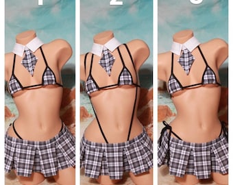 Op de afbeelding: Drie afbeeldingen van een zwart-wit geruite rok met een zwart-witte bikini top en een witte kraag met een zwart-witte stropdas. De afbeeldingen tonen verschillende weergaven van de outfit.