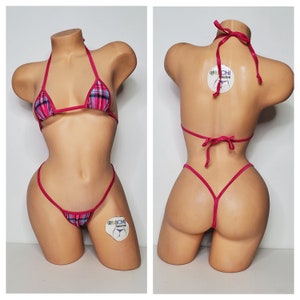 Puede incluir: Un bikini de cuadros rojo y rosa con tirantes finos y un pequeño logotipo blanco que dice "@michi bikinis".