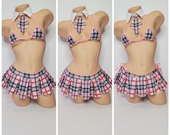 Op de afbeelding: Drie afbeeldingen van een roze en zwart geruite rok met een bijpassende roze en zwart geruite bikini top. De bikini top heeft een witte kraag en een zwarte strik. De rok is in de taille vastgebonden met een roze lint.