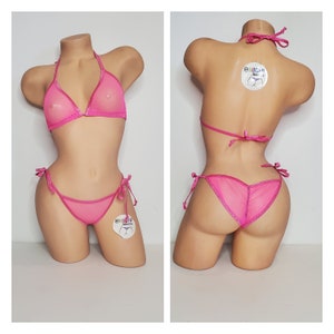 Rede de arrastão com buraco médio rosa quente * Muito transparente * com sua escolha Cor de acabamento Cobertura total Top Scrunch Butt String Bikini Conjunto de 2 peças Tamanho único