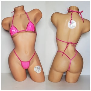 Motif peau de serpent holographique rose fuchsia avec bordure rose fuchsia, haut micro-couvrant, string dans le dos, 2 pièces bikini micro string, taille 1