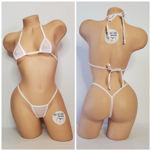 Op de afbeelding: Witte mesh bikini met een haltertop en een string onderkant. De bikini is op een mannequin. De bikini is gelabeld met de merknaam "@michi bikinis".