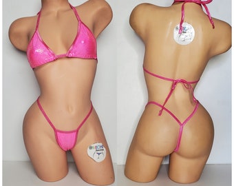 Modello di pelle di serpente olografica rosa caldo con finiture rosa caldo, copertura media, parte superiore, perizoma posteriore, 2 pezzi, micro string bikini, 1 taglia