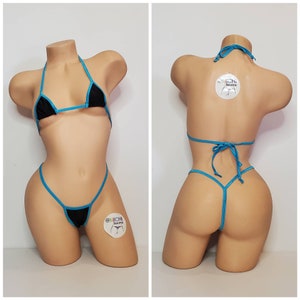 Op de afbeelding: Een turquoise en zwarte micro bikini met dunne bandjes. De bikini top en onderkant hebben een kleine driehoekige vorm. De bikini is op een mannequin.