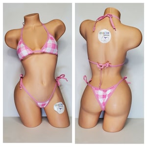Dusty Pink & White Big Checker Pattern w Dusty Pink Trim Cobertura media Top Scrunch Butt Bottom 2 piezas Micro String Bikini Set One Size