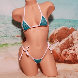 Tealblauw mesh met lovertjes (halfdoorschijnend) en witte rand Microcoverage top samengeknepen buttbodem microstring bikiniset One Size