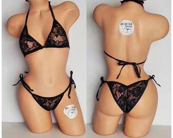 Set bikini in pizzo nero *semitrasparente* con finiture nere a copertura totale con stringhe sul fondoschiena Taglia unica