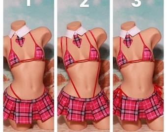 Op de afbeelding: Drie afbeeldingen van een rood-zwarte geruite rok met een bijpassend rood-zwarte geruite bikini-top en een witte kraag met een rode stropdas. De afbeeldingen tonen verschillende variaties van de outfit, waarbij de bandjes van de bikini-top op verschillende manieren zijn vastgemaakt.