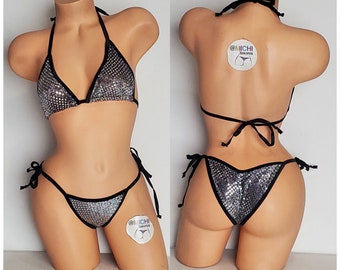 Set bikini in rete di paillettes argento *semitrasparente* con finiture nere, copertura totale, fondo scrunch con stringhe sul fondo, taglia unica