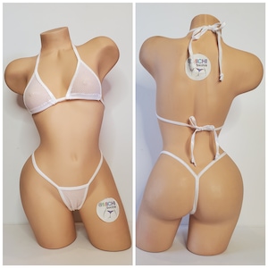 Puede incluir: Conjunto de bikini blanco de malla con un top halter y una parte inferior de tanga. El bikini está en un maniquí blanco. El bikini está hecho de un material de malla fina. El bikini es de talla pequeña. El bikini es un estilo popular para mujeres.