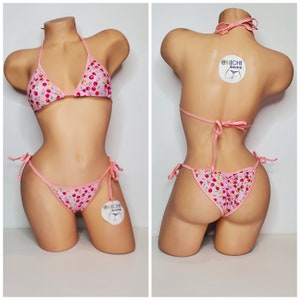 Baby Pink con patrón de cereza w / Baby Pink Trim Cobertura completa Top Scrunch Butt Bottom 2 Piece Micro String Bikini Set One Size